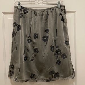 Lord & Taylor Skirt 2/$10 Size L Petite Gray with Black flowers Length 21"